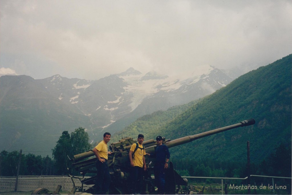 De izquierda a derecha: Joaquín, Quique y Jesús Andújar junto a unos cañones para crear aludes. Detrás los Hermanos Koguters y su glaciar